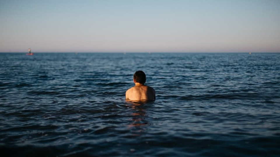 Fare pipì in mare è dannoso per l’ambiente? Ci sono delle eccezioni
